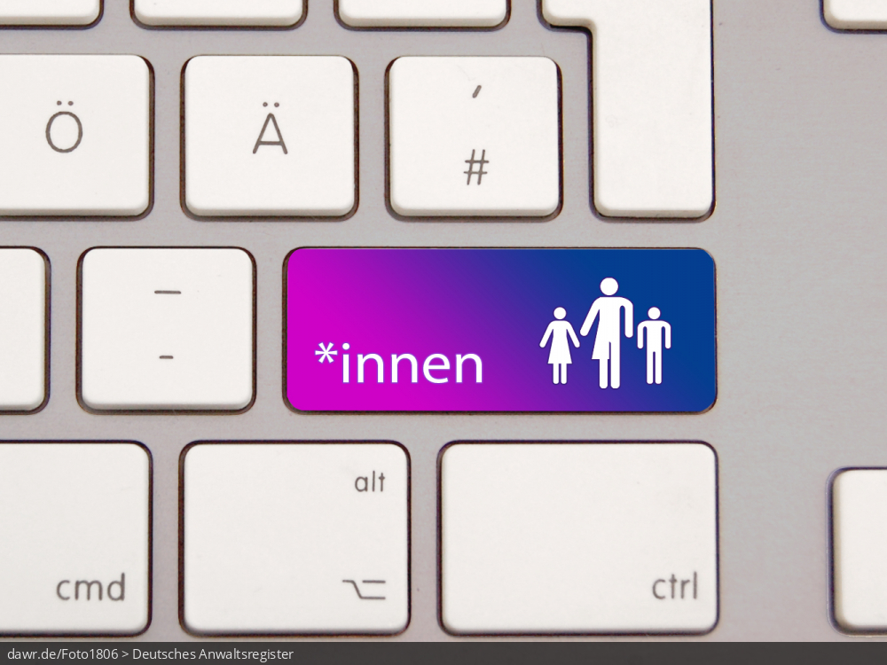 Dieses Foto zeigt eine moderne Tastatur mit einer speziellen, rosa-blauen Taste. Auf dieser Taste sind eine stilisierte Frau, ein stilisierter Mann und eine Mischung aus beidem dargestellt. Ergänzt wird dies durch den Schriftzug „*innen“. Diese Grafik eignet sich gut als symbolische Darstellung für alle Themen in Zusammenhang mit gendergerechter Sprache.