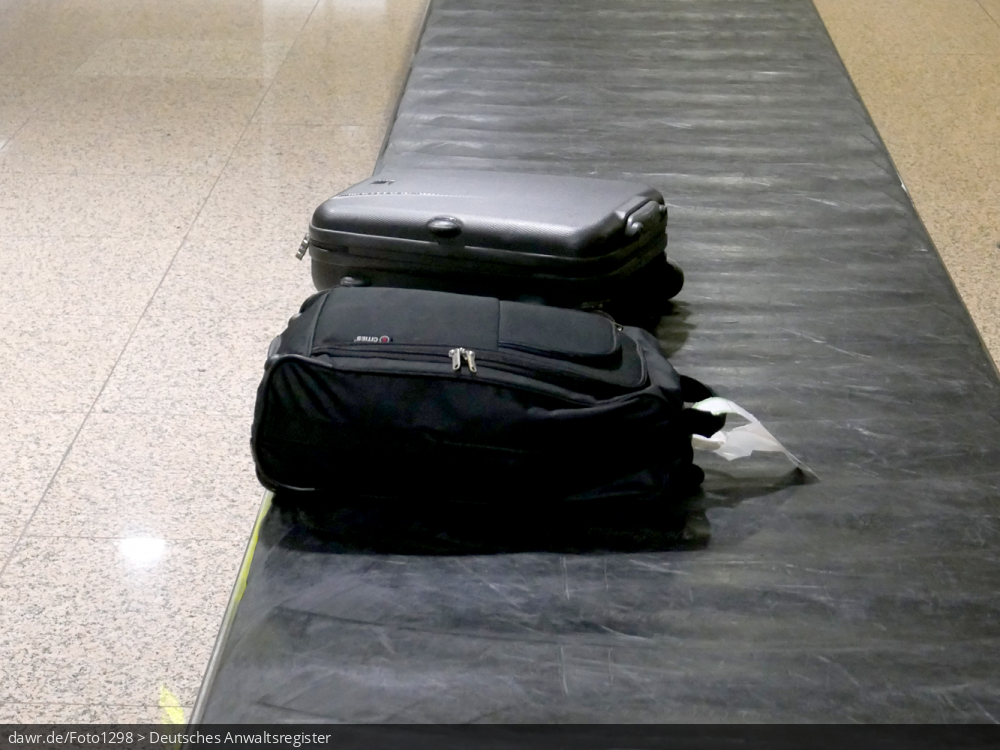 Das Foto zeigt Koffer und Taschen auf einem Gepäckband am Flughafen. Dieses Bild eignet sich gut als symbolische Darstellung für Themen rundum den Flugverkehr und Flugreisen, einschließlich Flugverspätungen.