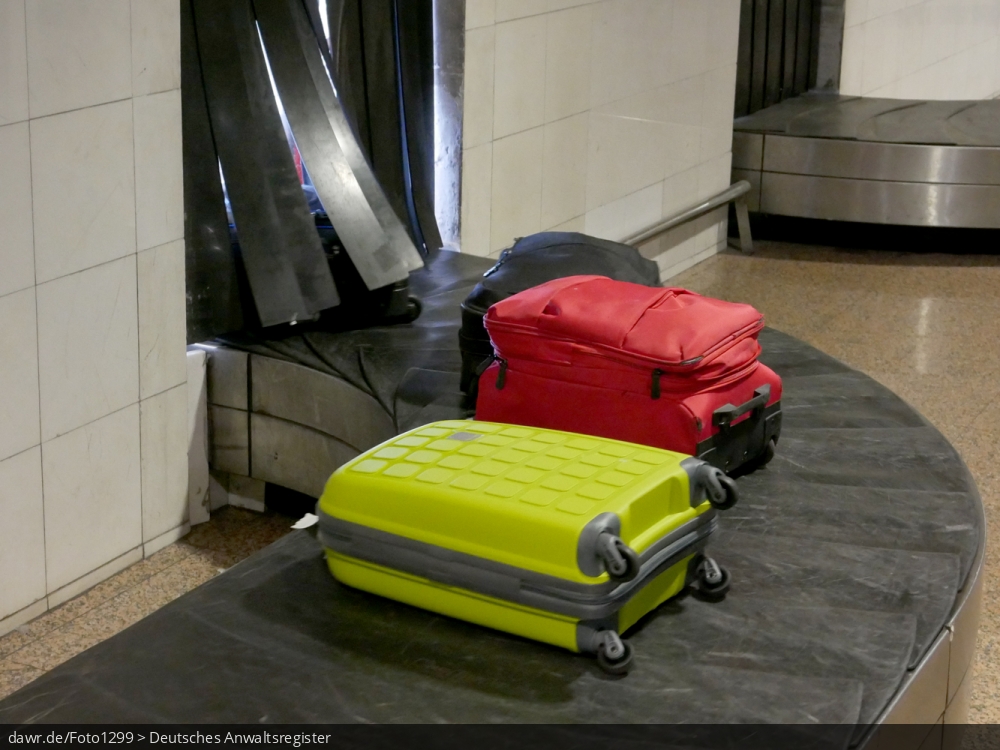 Das Foto zeigt Koffer und Taschen auf einem Gepäckband am Flughafen. Dieses Bild eignet sich gut als symbolische Darstellung für Themen rundum den Flugverkehr und Flugreisen, einschließlich Flugverspätungen.