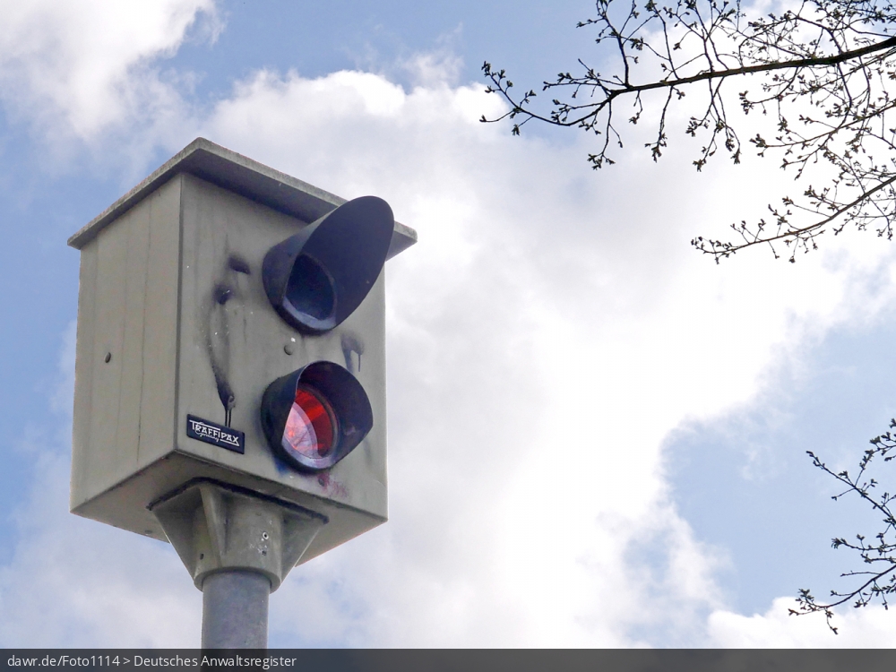 Dieses Foto zeigt eine Geschwindigkeitsüberwachungsanlage (gern auch Starenkasten genannt) vom Typ TRAFFIPAX TraffiPho vor einem blauen Himmel.