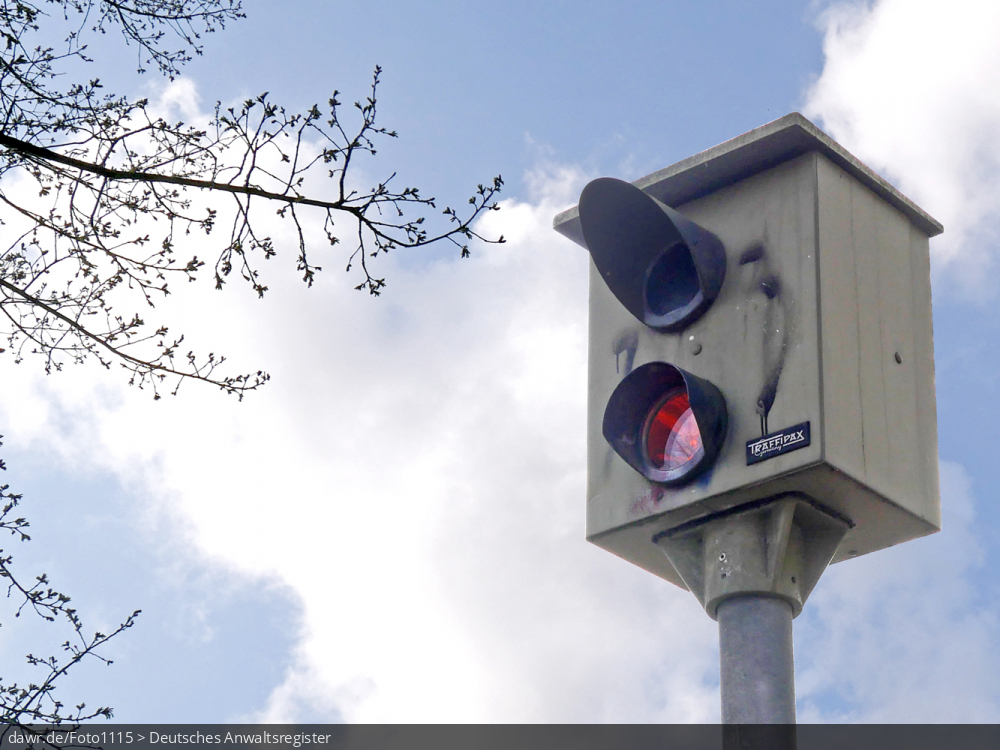 Dieses Foto zeigt eine Geschwindigkeitsüberwachungsanlage (gern auch Starenkasten genannt) vom Typ TRAFFIPAX TraffiPho vor einem blauen Himmel.
