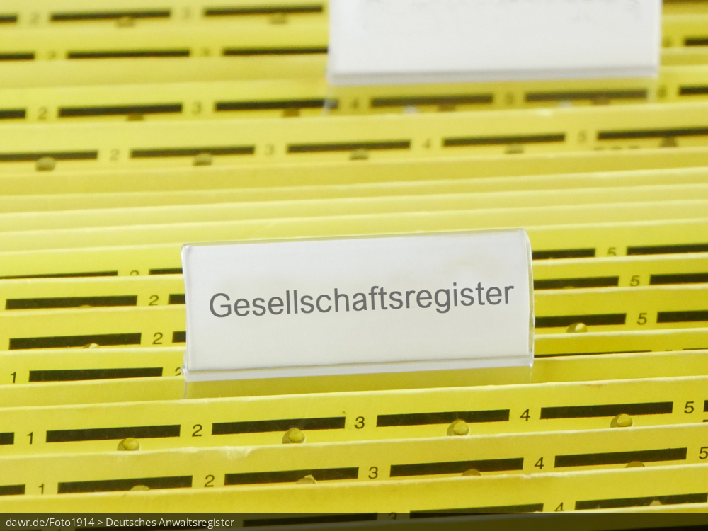 Dieses Bild zeigt eine Aktenregistratur mit vielen, gleich farbigen Akten. Im Vordergrund sieht man ein messingfarbenes Schild mit der Aufschrift „Gesellschaftsregister“. Es handelt sich um eine gut geeignete symbolische Darstellung für Themen im Zusammenhang mit der Modernisierung des Personengesellschaftsrecht im Jahr 2024 und die damit verbundene Einführung des Gesellschaftsregisters.