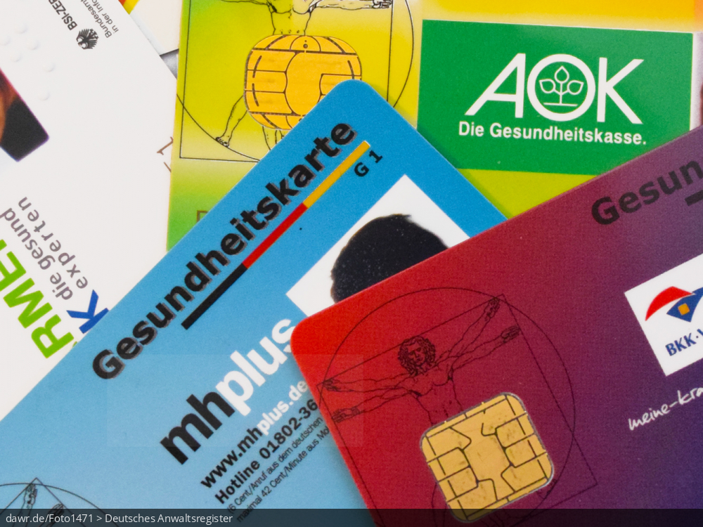 Dieses Foto zeigt einen Stapel mit Gesundheitskarten (auch als Krankenkassekarte bekannt), wie Sie von Krankenkassen in Deutschland ausgegeben werden. Dieses Bild eignet sich gut als symbolische Darstellung für Alles rund um die Themen Gesundheit und Krankenkassen. Dieses Foto zeigt einen Stapel mit Gesundheitskarten (auch als Krankenkassekarte bekannt), wie Sie von Krankenkassen in Deutschland ausgegeben werden. Dieses Bild eignet sich gut als symbolische Darstellung für Alles rund um die Themen Gesundheit und Krankenkassen.