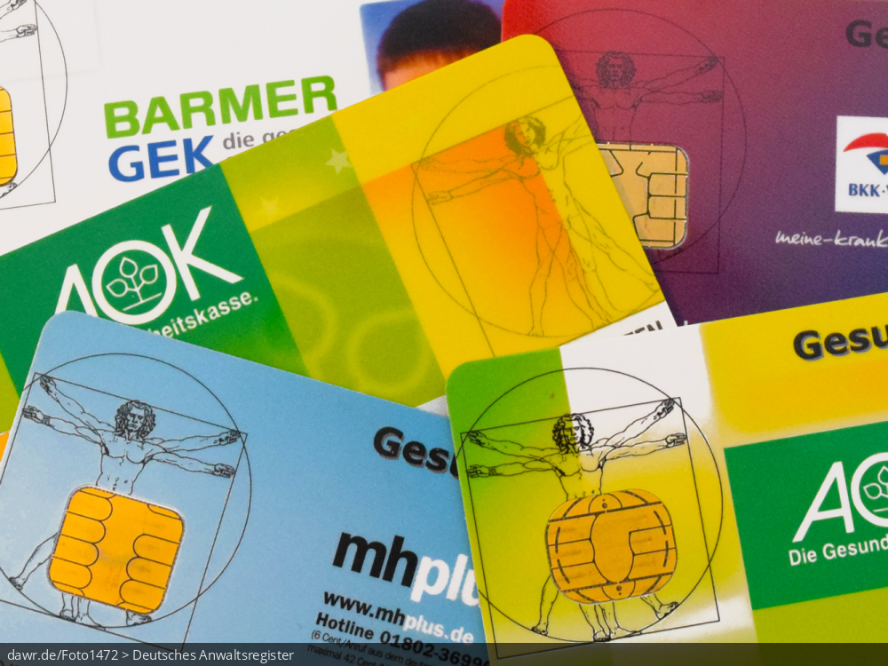 Dieses Foto zeigt einen Stapel mit Gesundheitskarten (auch als Krankenkassekarte bekannt), wie Sie von Krankenkassen in Deutschland ausgegeben werden. Dieses Bild eignet sich gut als symbolische Darstellung für Alles rund um die Themen Gesundheit und Krankenkassen.