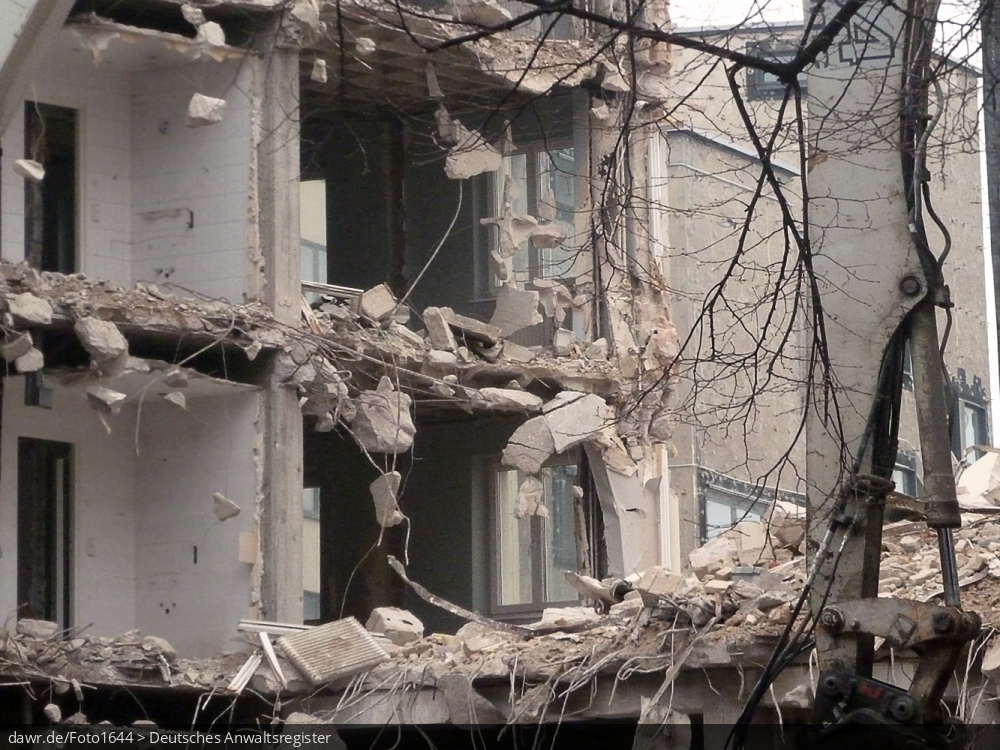 Dieses Foto zeigt eine Baustelle mit einem teilweise abgebrochenen Haus. Dieses Bild ist gut als symbolhafte Darstellung für Streitigkeiten in Zusammenhang mit Abrissarbeiten (oder allgemein Bauarbeiten) geeignet.