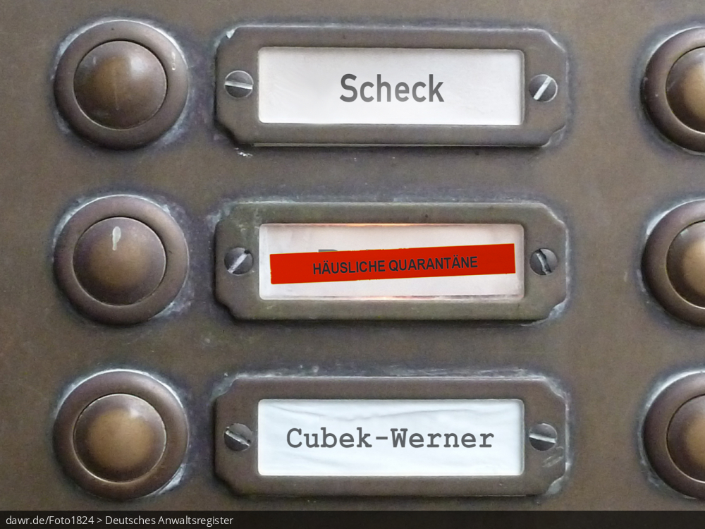 Dieses Foto zeigt einen Teil des Klingelschilds eines Altbau-Mehrfamilienhauses, wobei die Namen „Scheck“ und „Cubek-Werner“ zu lesen sind. Ein Namensfeld wurde mit dem Schriftzug „Häusliche Quarantäne“ überklebt. Diese symbolische Darstellung eignet sich gut für alle Themen im Zusammenhang mit einer staatlich angeordneten Quarantäne in den eigenen vier Wänden.