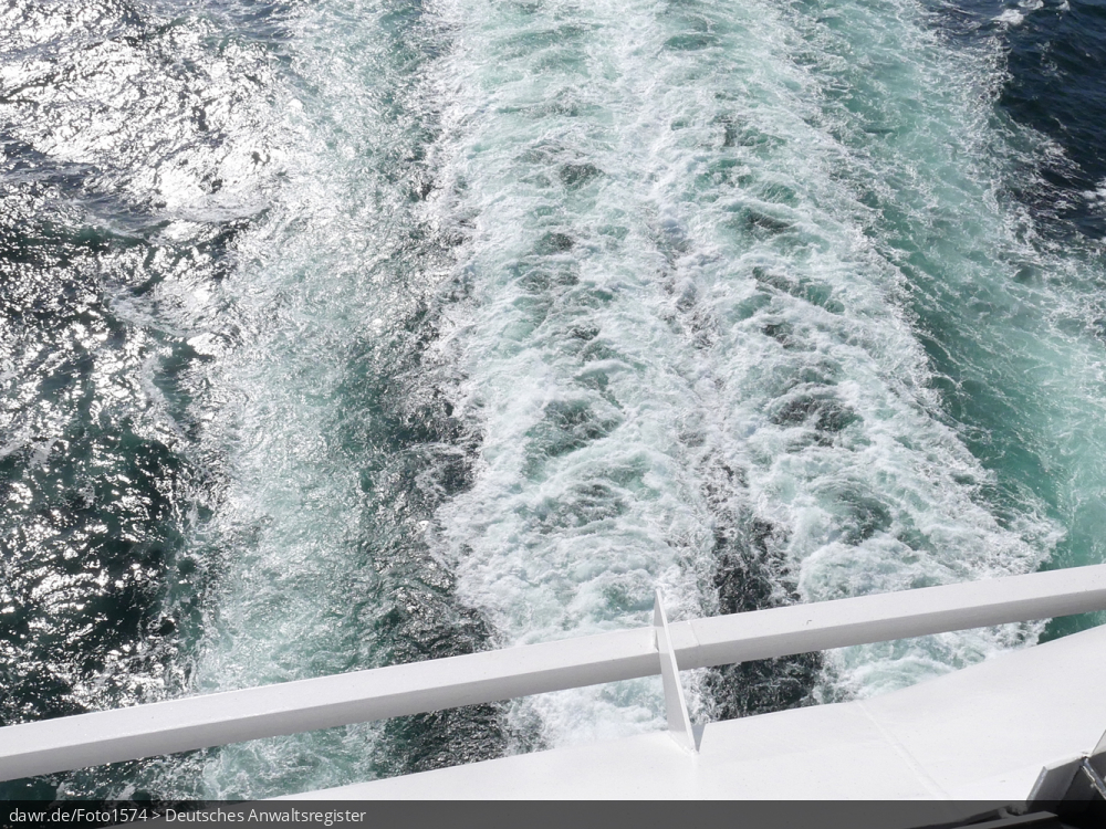 Dieses Foto zeigt die Wellen, die von einem großen Kreuzfahrtschiff im Meerwasser hinterlassen werden. Dieses Bild eignet sich gut als symbolische Darstellung im Zusammenhang mit Kreuzfahrten.