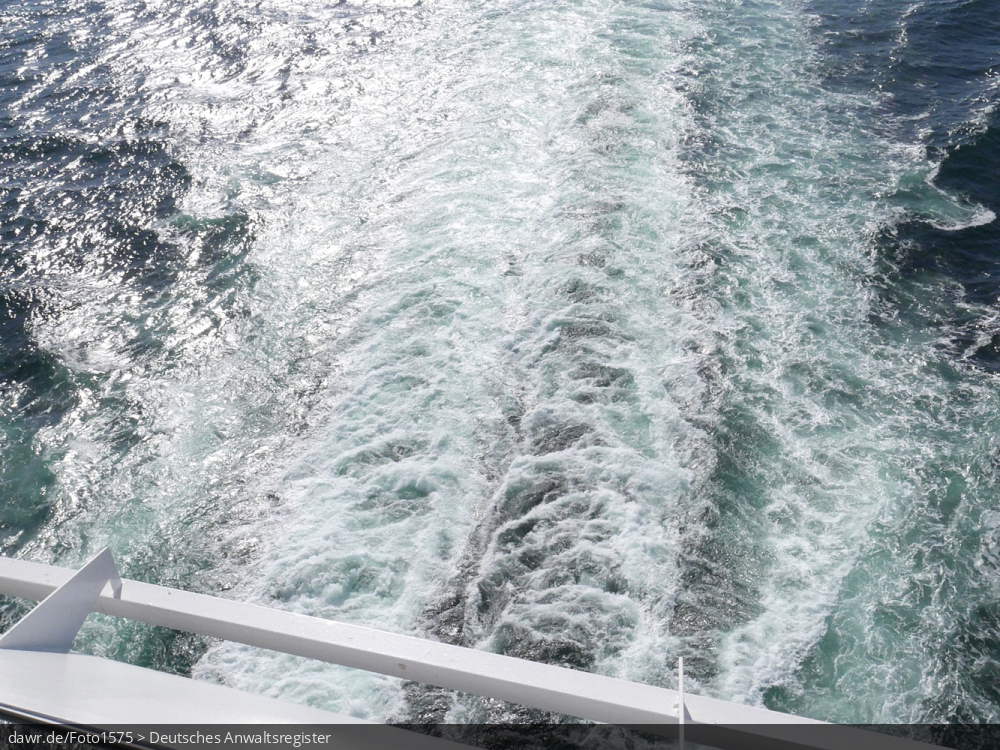 Dieses Foto zeigt die Wellen, die von einem großen Kreuzfahrtschiff im Meerwasser hinterlassen werden. Dieses Bild eignet sich gut als symbolische Darstellung im Zusammenhang mit Kreuzfahrten.