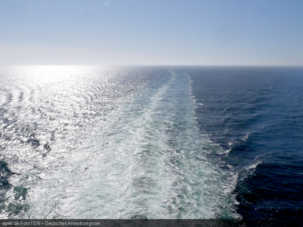 Dieses Foto zeigt die Wellen, die von einem großen Kreuzfahrtschiff im Meerwasser hinterlassen werden. Dieses Bild eignet sich gut als symbolische Darstellung im Zusammenhang mit Kreuzfahrten.
