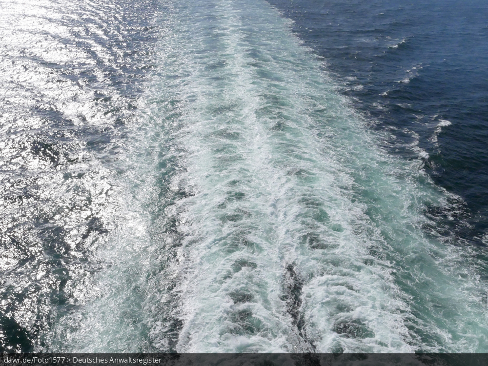 Dieses Foto zeigt die Wellen, die von einem großen Kreuzfahrtschiff im Meerwasser hinterlassen werden. Dieses Bild eignet sich gut als symbolische Darstellung im Zusammenhang mit Kreuzfahrten.