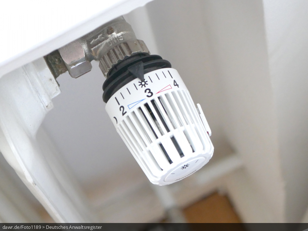 Dieses Foto zeigt ein Thermostat, welches an einem Heizkörper montiert wurde. Dieses Bild eignet sich gut als symbolische Darstellung für die Themen Heizungskosten, Heizungsausfall oder auch Nebenkostenabrechnung. Dieses Foto zeigt ein Thermostat, welches an einem Heizkörper montiert wurde. Dieses Bild eignet sich gut als symbolische Darstellung für die Themen Heizungskosten, Heizungsausfall oder auch Nebenkostenabrechnung.
