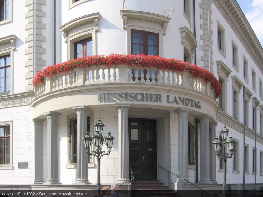 Dieses Foto zeigt den Eingang des Hessischen Landtags im Stadtschloss von Wiesbaden.