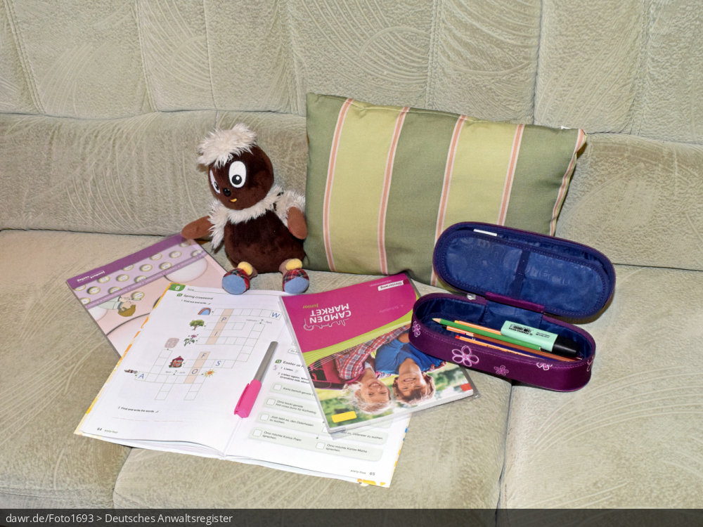 Dieses Foto zeigt ein Sofa auf dem verschiedene Schulbücher und -hefte, eine Federtasche mit diversen Stiften und ein Füller liegen. Ergänzt wird die Szenerie durch ein Sofakissen und ein Kuscheltier. Dieses Bild eignet sich gut als symbolische Darstellung für das Thema Home-Scooling oder besser Schule zu Hause, wie es im Zusammenhang mit der Corona-Pandemie deutschlandweit notwendig geworden ist.