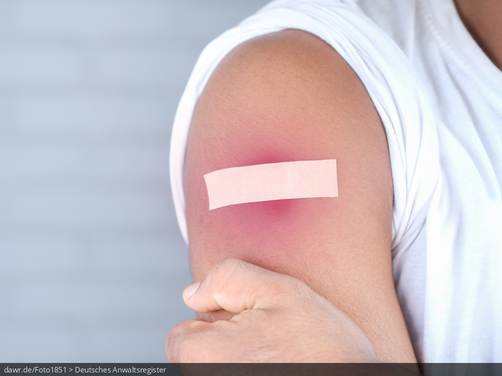 Dieses Foto zeigt den Oberarm einer Person, mit einer starken Hautrötung, auf dem ein Pflaster aufklebt wurde. Diese Darstellung eignet sich gut für Themen im Zusammenhang mit gespritzten Wirkstoffen (wie Impfstoffen) und daraus resultierenden Erkrankungen, wie bspw. Impfschäden. Dieses Foto zeigt den Oberarm einer Person, mit einer starken Hautrötung, auf dem ein Pflaster aufklebt wurde. Diese Darstellung eignet sich gut für Themen im Zusammenhang mit gespritzten Wirkstoffen (wie Impfstoffen) und daraus resultierenden Erkrankungen, wie bspw. Impfschäden.