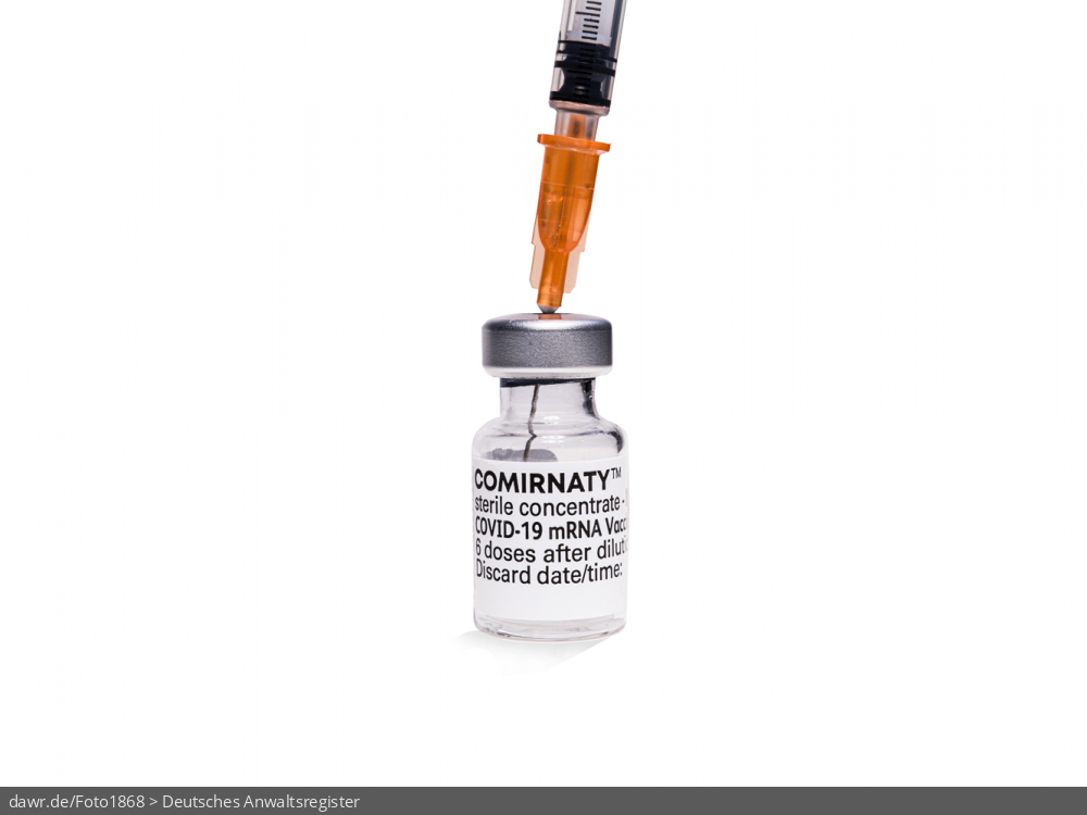 Dieses Foto zeigt eine Ampulle des Impfstoffs „COMIRNATY“ der Firma Biontech. In der Ampulle steckt eine Spritze. Diese Darstellung eignet sich gut für rechtliche Fragen im Zusammenhang mit besagtem Impfstoff.