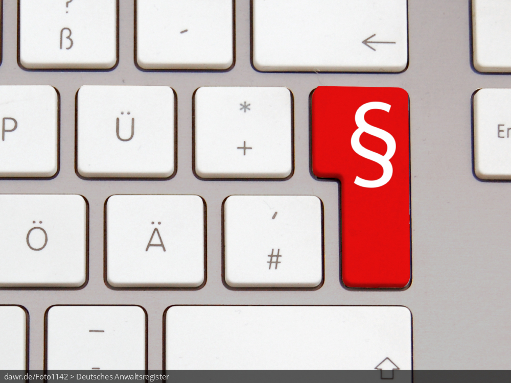 Dieses Foto zeigt eine moderne Tastatur mit einer speziellen, roten Taste. Auf dieser Taste ist ein Paragraphenzeichen aufgedruckt. Diese Grafik eignet sich gut als symbolische Darstellung für alle Themen aus dem IT-Recht.
