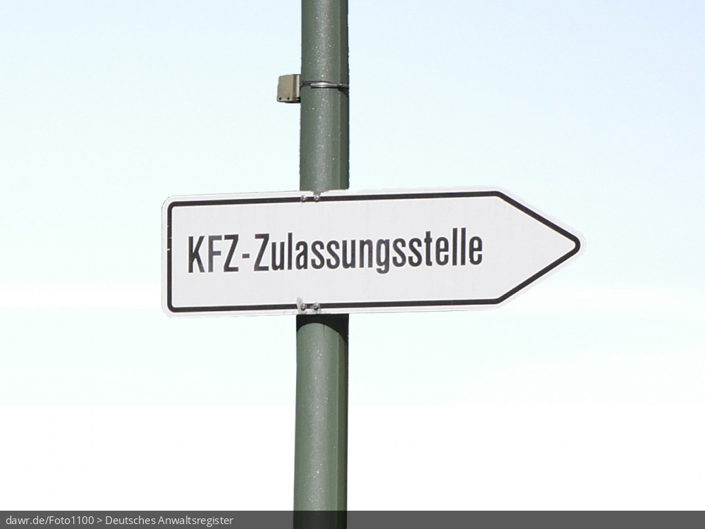 Dieses Foto zeigt einen Wegweiser mit der Aufschrift „KFZ-Zulassungsstelle“, wie man ihn in verschieden Formen auf deutschen Straßen findet. Der neutrale Hintergrund, ermöglicht den Einsatz als neutrales Symbolbild zu Themen rund um die Themen Auto, Zulassung oder KFZ-Steuer.