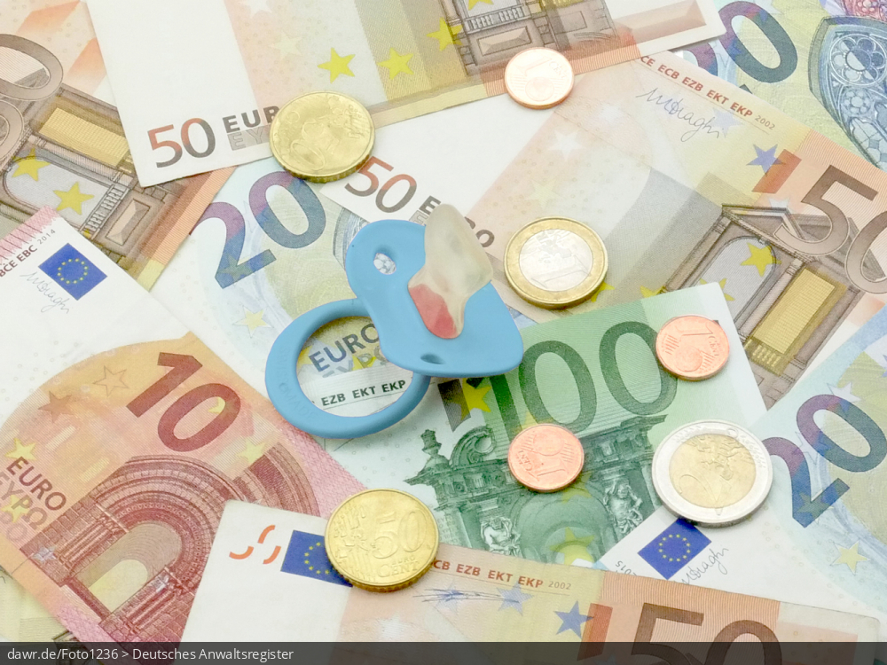 Dieses Foto zeigt mehrere Geldscheine verschiedener Werte, welche auf einer Fläche verteilt wurden. Auf dem Geld liegt ein hellblauer Schnuller, wie ihn Kleinkinder benutzen. Dieses Bild eignet sich gut als symbolische Darstellung für das Thema Kindergeld.