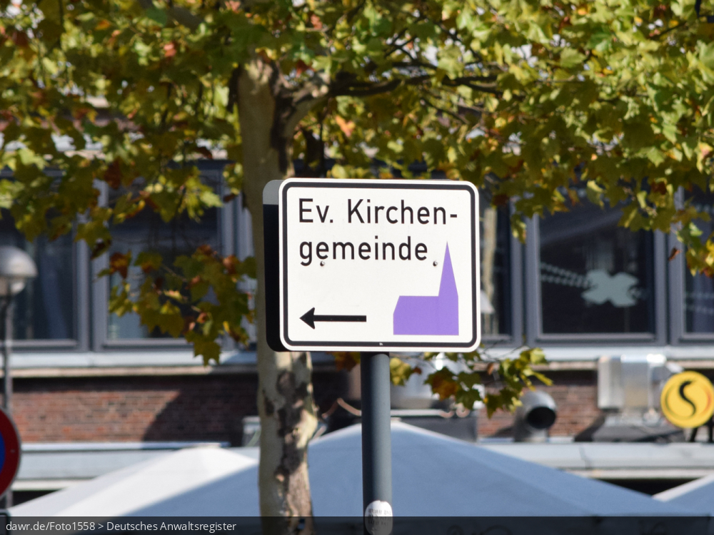 Dieses Foto zeigt ein Verkehrszeichen, welches auf eine evangelische Kirche aufmerksam macht. Dieses Bild ist eine gute symbolische Darstellung für alle rechtlichen Fragen im Zusammenhang mit der evangelischen Kirche.