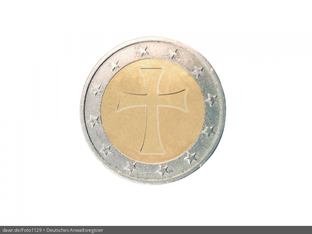 Dieses Foto zeigt eine an die Zwei-Euro-Münze angelehnte Münze, welche die Zeichnung eines Kreuzes zeigt. Dieses Bild eignet sich gut als symbolische Darstellung für alle Themen rund um die Kirchensteuer.
