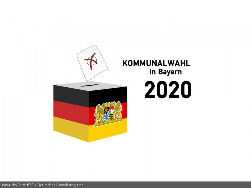 Diese Grafik zeigt die Zeichnung einer Wahlurne, welche in den deutschen Nationalfarben schwarz-rot-gold gefärbt und mit dem Wappen von Bayern dekoriert wurde. Über der Box schwebt ein angedeuteter Wahlzettel, welcher mit einem symbolisch angekreuzten Feld, wie es auf Wahlscheinen benutzt wird, ergänzt wurde. Daneben steht der Schriftzug „Kommunalwahl in Bayern 2020“. Eine solche Grafik eignet sich gut als symbolische Darstellung für die Kommunalwahl im Frühjahr 2020.