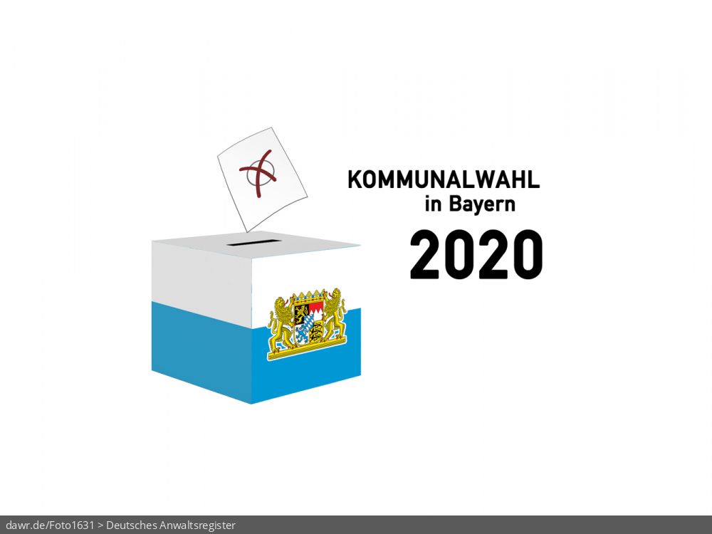Diese Grafik zeigt die Zeichnung einer Wahlurne, welche in den Landesfarben von Bayern gefärbt und mit dem passenden Wappen dekoriert wurde. Über der Box schwebt ein angedeuteter Wahlzettel, welcher mit einem symbolisch angekreuzten Feld, wie es auf Wahlscheinen benutzt wird, ergänzt wurde. Daneben steht der Schriftzug „Kommunalwahl in Bayern 2020“. Eine solche Grafik eignet sich gut als symbolische Darstellung für die Kommunalwahl im Frühjahr 2020.