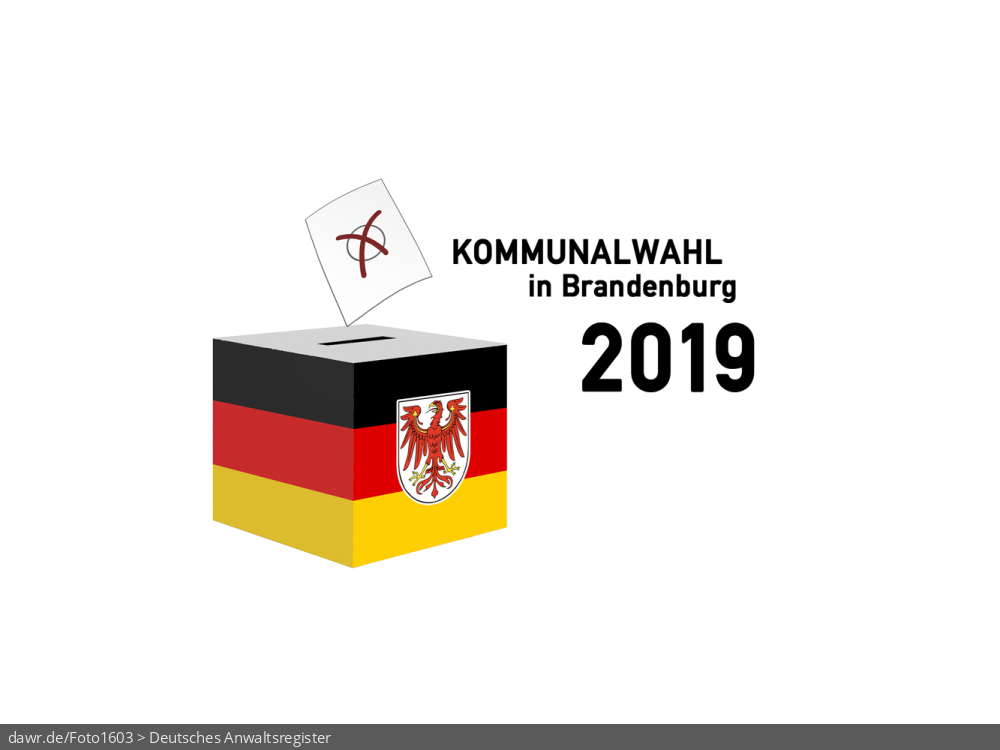 Diese Grafik zeigt die Zeichnung einer Wahlurne, welche in den deutschen Nationalfarben schwarz-rot-gold gefärbt und mit dem Wappen von Brandenburg dekoriert wurde. Über der Box schwebt ein angedeuteter Wahlzettel, welcher mit einem symbolisch angekreuzten Feld, wie es auf Wahlscheinen benutzt wird, ergänzt wurde. Daneben steht der Schriftzug „Kommunalwahl in Brandenburg 2019“. Eine solche Grafik eignet sich gut als symbolische Darstellung für die Kommunalwahl am 26. Mai 2019.