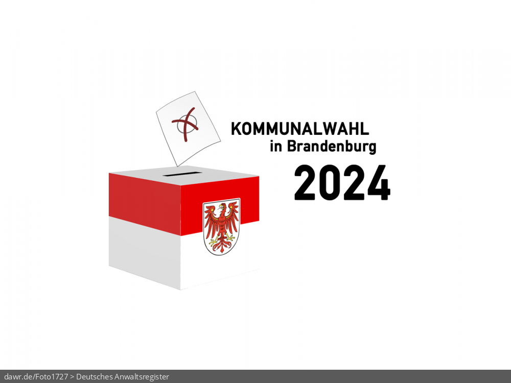Diese Grafik zeigt die Zeichnung einer Wahlurne, welche in den Landesfarben von Brandenburg gefärbt und mit dem passenden Wappen dekoriert wurde. Über der Box schwebt ein angedeuteter Wahlzettel, welcher mit einem symbolisch angekreuzten Feld, wie es auf Wahlscheinen benutzt wird, ergänzt wurde. Daneben steht der Schriftzug &bdquo;Kommunalwahl in Brandenburg 2024&ldquo;. Eine solche Grafik eignet sich gut als symbolische Darstellung für die Kommunalwahl im Frühjahr 2024.