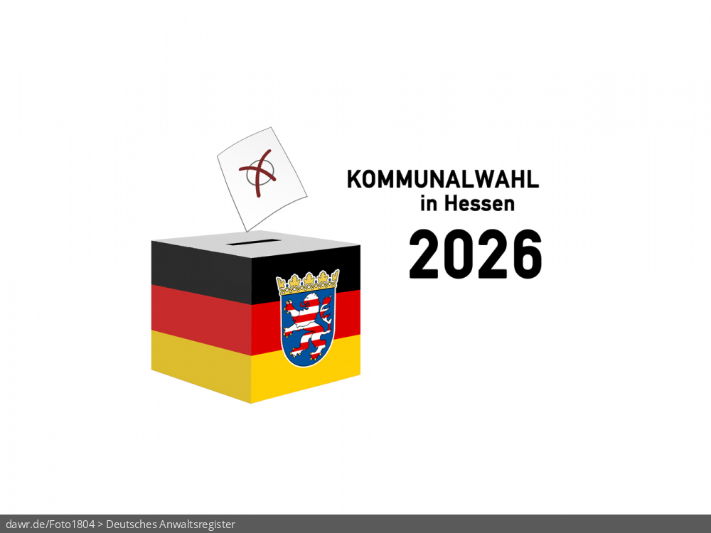 Diese Grafik zeigt die Zeichnung einer Wahlurne, welche in den deutschen Nationalfarben schwarz-rot-gold gefärbt und mit dem Wappen von Hessen dekoriert wurde. Über der Box schwebt ein angedeuteter Wahlzettel, welcher mit einem symbolisch angekreuzten Feld, wie es auf Wahlscheinen benutzt wird, ergänzt wurde. Daneben steht der Schriftzug „Kommunalwahl in Hessen 2026“. Eine solche Grafik eignet sich gut als symbolische Darstellung für die Kommunalwahl im Frühjahr 2026.