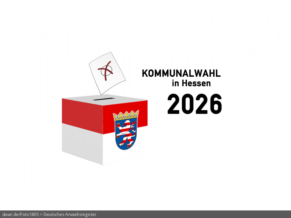 Diese Grafik zeigt die Zeichnung einer Wahlurne, welche in den Landesfarben von Hessen gefärbt und mit dem passenden Wappen dekoriert wurde. Über der Box schwebt ein angedeuteter Wahlzettel, welcher mit einem symbolisch angekreuzten Feld, wie es auf Wahlscheinen benutzt wird, ergänzt wurde. Daneben steht der Schriftzug „Kommunalwahl in Hessen 2026“. Eine solche Grafik eignet sich gut als symbolische Darstellung für die Kommunalwahl im Frühjahr 2026.