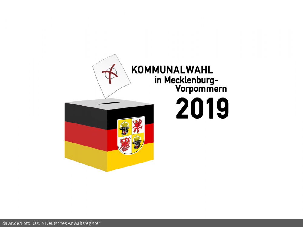 Diese Grafik zeigt die Zeichnung einer Wahlurne, welche in den deutschen Nationalfarben schwarz-rot-gold gefärbt und mit dem Wappen von Mecklenburg-Vorpommern dekoriert wurde. Über der Box schwebt ein angedeuteter Wahlzettel, welcher mit einem symbolisch angekreuzten Feld, wie es auf Wahlscheinen benutzt wird, ergänzt wurde. Daneben steht der Schriftzug „Kommunalwahl in Mecklenburg-Vorpommern 2019“. Eine solche Grafik eignet sich gut als symbolische Darstellung für die Kommunalwahl im Frühjahr 2019.