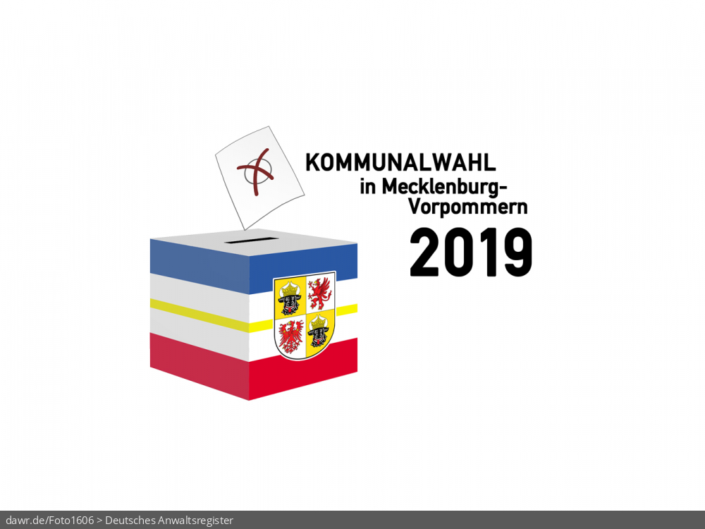 Diese Grafik zeigt die Zeichnung einer Wahlurne, welche in den Landesfarben von Mecklenburg-Vorpommern gefärbt und mit dem passenden Wappen dekoriert wurde. Über der Box schwebt ein angedeuteter Wahlzettel, welcher mit einem symbolisch angekreuzten Feld, wie es auf Wahlscheinen benutzt wird, ergänzt wurde. Daneben steht der Schriftzug „Kommunalwahl in Mecklenburg-Vorpommern 2019“. Eine solche Grafik eignet sich gut als symbolische Darstellung für die Kommunalwahl im Frühjahr 2019.