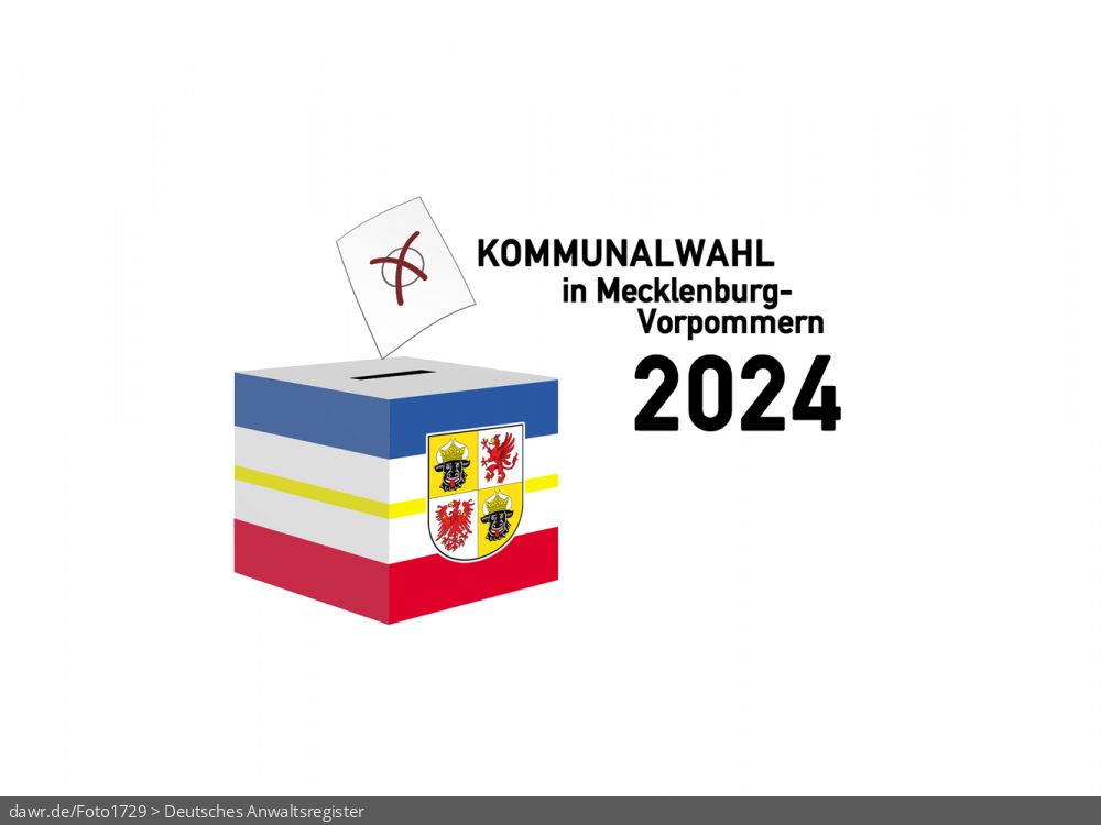Diese Grafik zeigt die Zeichnung einer Wahlurne, welche in den Landesfarben von Mecklenburg-Vorpommern gefärbt und mit dem passenden Wappen dekoriert wurde. Über der Box schwebt ein angedeuteter Wahlzettel, welcher mit einem symbolisch angekreuzten Feld, wie es auf Wahlscheinen benutzt wird, ergänzt wurde. Daneben steht der Schriftzug „Kommunalwahl in Mecklenburg-Vorpommern 2024“. Eine solche Grafik eignet sich gut als symbolische Darstellung für die Kommunalwahl im Frühjahr 2024. Diese Grafik zeigt die Zeichnung einer Wahlurne, welche in den Landesfarben von Mecklenburg-Vorpommern gefärbt und mit dem passenden Wappen dekoriert wurde. Über der Box schwebt ein angedeuteter Wahlzettel, welcher mit einem symbolisch angekreuzten Feld, wie es auf Wahlscheinen benutzt wird, ergänzt wurde. Daneben steht der Schriftzug „Kommunalwahl in Mecklenburg-Vorpommern 2024“. Eine solche Grafik eignet sich gut als symbolische Darstellung für die Kommunalwahl im Frühjahr 2024.