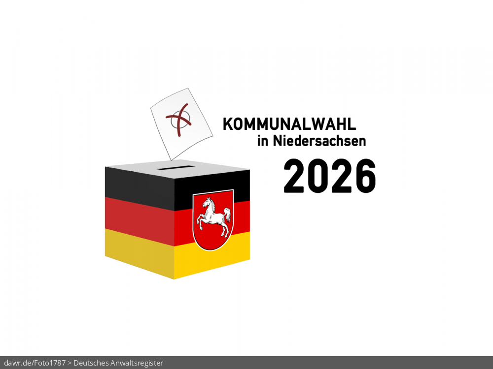 Diese Grafik zeigt die Zeichnung einer Wahlurne, welche in den deutschen Nationalfarben schwarz-rot-gold gefärbt und mit dem Wappen von Niedersachsen dekoriert wurde. Über der Box schwebt ein angedeuteter Wahlzettel, welcher mit einem symbolisch angekreuzten Feld, wie es auf Wahlscheinen benutzt wird, ergänzt wurde. Daneben steht der Schriftzug „Kommunalwahl in Niedersachsen 2026“. Eine solche Grafik eignet sich gut als symbolische Darstellung für die Kommunalwahl im Herbst 2026.