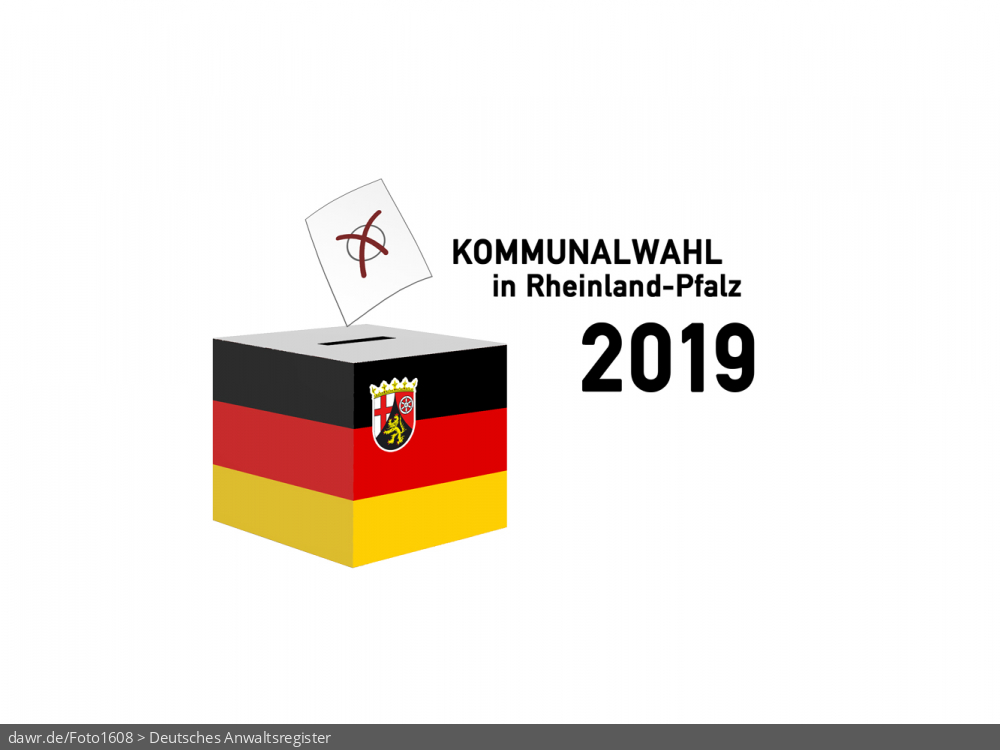 Diese Grafik zeigt die Zeichnung einer Wahlurne, welche in den deutschen Nationalfarben schwarz-rot-gold gefärbt und mit dem Wappen von Rheinland-Pfalz dekoriert wurde. Über der Box schwebt ein angedeuteter Wahlzettel, welcher mit einem symbolisch angekreuzten Feld, wie es auf Wahlscheinen benutzt wird, ergänzt wurde. Daneben steht der Schriftzug „Kommunalwahl in Rheinland-Pfalz 2019“. Eine solche Grafik eignet sich gut als symbolische Darstellung für die Kommunalwahl am 26. Mai 2019.