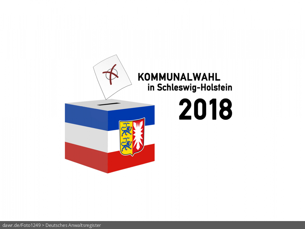 Diese Grafik zeigt die Zeichnung einer Wahlurne, welche in den Landesfarben von Schleswig-Holstein gefärbt und mit dem passenden Wappen dekoriert wurde. Über der Box schwebt ein angedeuteter Wahlzettel, welcher mit einem symbolisch angekreuzten Feld, wie es auf Wahlscheinen benutzt wird, ergänzt wurde. Daneben steht der Schriftzug „Kommunalwahl in Schleswig-Holstein 2018“. Eine solche Grafik eignet sich gut als symbolische Darstellung für die Kommunalwahl im Mai 2018.