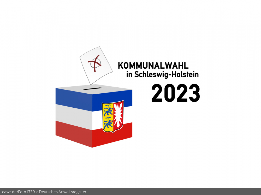 Diese Grafik zeigt die Zeichnung einer Wahlurne, welche in den Landesfarben von Schleswig-Holstein gefärbt und mit dem passenden Wappen dekoriert wurde. Über der Box schwebt ein angedeuteter Wahlzettel, welcher mit einem symbolisch angekreuzten Feld, wie es auf Wahlscheinen benutzt wird, ergänzt wurde. Daneben steht der Schriftzug „Kommunalwahl in Schleswig-Holstein 2023“. Eine solche Grafik eignet sich gut als symbolische Darstellung für die Kommunalwahl im Frühjahr 2023. Diese Grafik zeigt die Zeichnung einer Wahlurne, welche in den Landesfarben von Schleswig-Holstein gefärbt und mit dem passenden Wappen dekoriert wurde. Über der Box schwebt ein angedeuteter Wahlzettel, welcher mit einem symbolisch angekreuzten Feld, wie es auf Wahlscheinen benutzt wird, ergänzt wurde. Daneben steht der Schriftzug „Kommunalwahl in Schleswig-Holstein 2023“. Eine solche Grafik eignet sich gut als symbolische Darstellung für die Kommunalwahl im Frühjahr 2023.