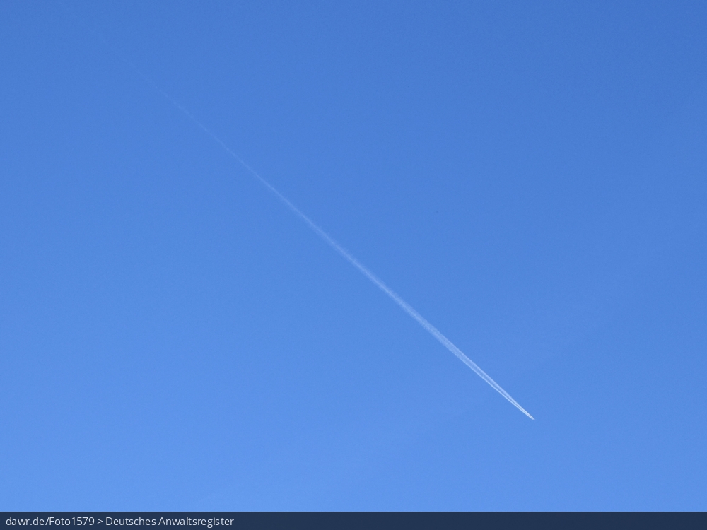 Dieses Foto zeigt einen Kondensstreifen, wie in Flugzeuge am Himmel ziehen können. Diese Darstellung kann als Illustration für Themen rund um die Luftfahrt gut geeignet sein.