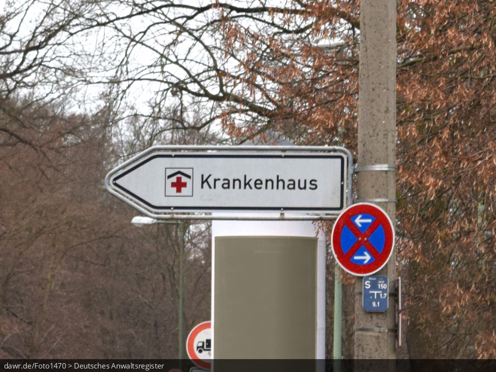 Dieses Foto zeigt einen Wegweiser, der den Weg zu einem Krankenhaus weist. Diese Abbildung eignet sich gut als symbolische Darstellung für die Themen Krankenhaus und Gesundheit.