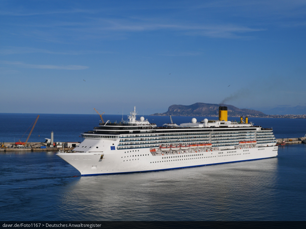 Dieses Foto zeigt ein Kreuzfahrtschiff bei der Einfahrt in den Hafen von Palermo auf der Insel Sizilien (Italien). Diese bearbeitete Version des Fotos eignet sich gut als neutrales Beispiel für moderne Kreuzfahrten.