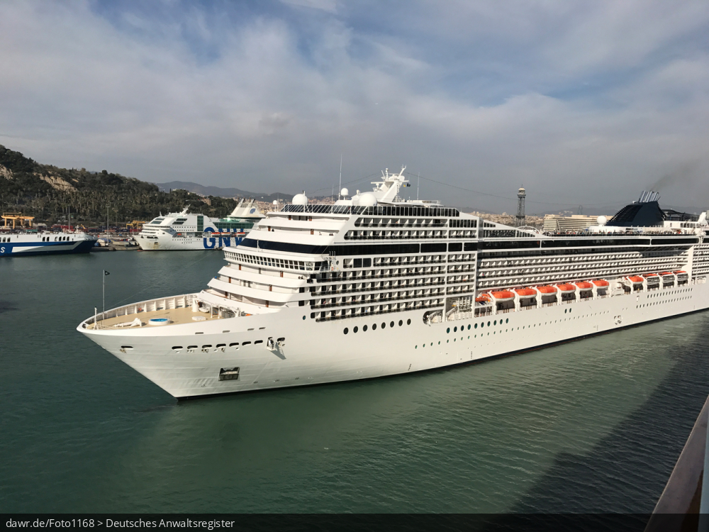 Dieses Foto zeigt ein Kreuzfahrtschiff im Hafen von Barcelona (Spanien). Diese bearbeitete Version des Fotos eignet sich gut als neutrales Beispiel für moderne Kreuzfahrten.