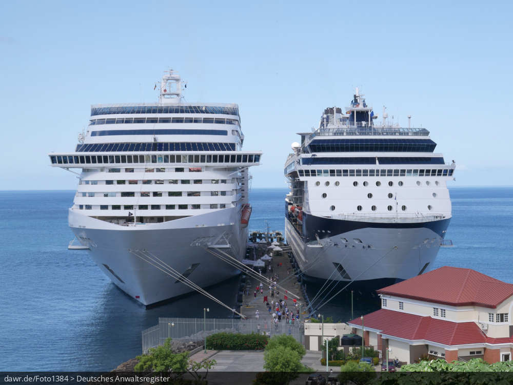 Dieses Foto zeigt zwei Kreuzfahrtschiffe, wie Sie in einem Hafen vor Anker liegen. Dieses Bild eignet sich gut als Beispiel für moderne Kreuzfahrten.