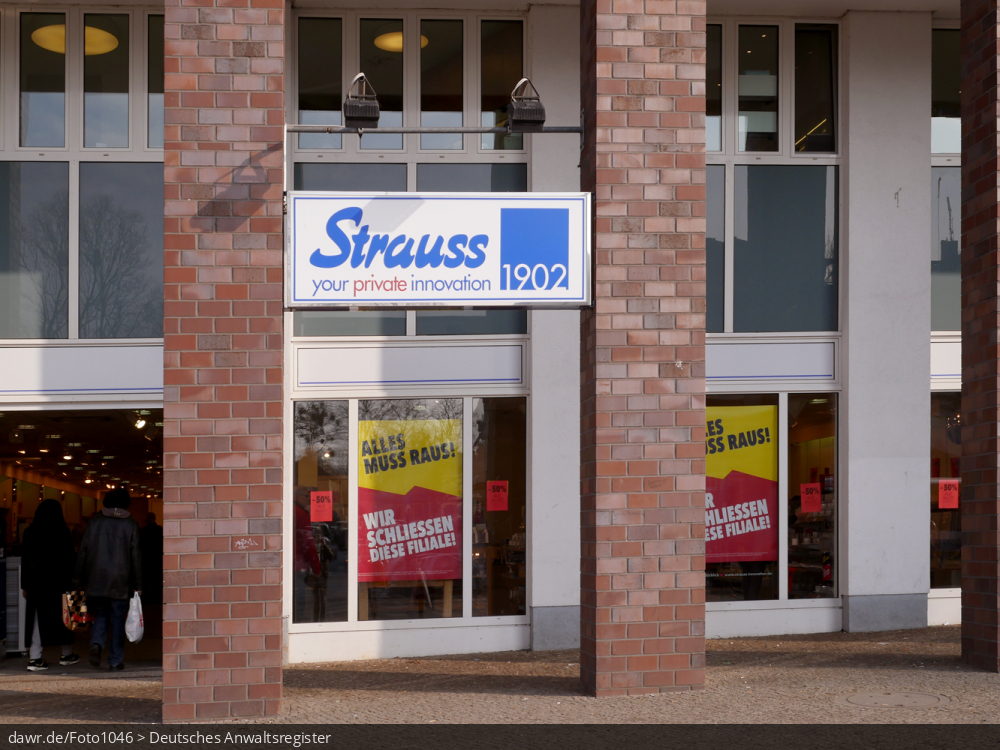 Dieses Foto zeigt einen Laden (eine Filiale) der Einzelhandelskette Strauss Innovationen am Teltower Damm in Berlin. Aufgenommen wurde das Foto kurz vor der Filialschließung wegen der erneuten Insolvenz von Strauss Innovation. Gut zu erkennen sind die Plakete, die auf den Räumungsverkauf und die Filialschließung hinweisen.