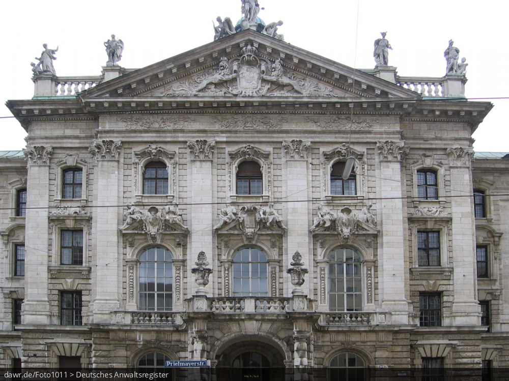 Dieses Foto zeigt die Südseite des Justizpalast in München. Hier ist mit dem Landgericht München I das größte bayrische Landgericht ansässig.