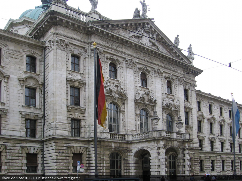 Dieses Foto zeigt die Südseite des Justizpalast in München. Hier ist mit dem Landgericht München I das größte bayrische Landgericht ansässig.