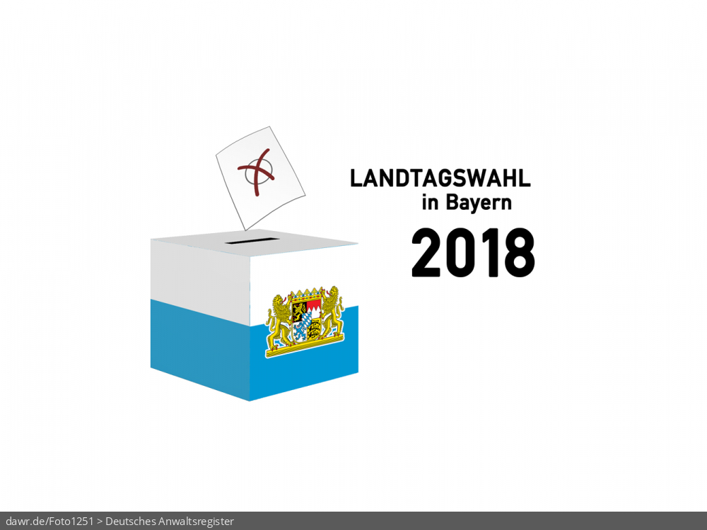 Diese Grafik zeigt die Zeichnung einer Wahlurne, welche in den Landesfarben von Bayern gefärbt und mit dem passenden Wappen dekoriert wurde. Über der Box schwebt ein angedeuteter Wahlzettel, welcher mit einem symbolisch angekreuzten Feld, wie es auf Wahlscheinen benutzt wird, ergänzt wurde. Daneben steht der Schriftzug „Landtagswahl in Bayern 2018“. Eine solche Grafik eignet sich gut als symbolische Darstellung für die Landtagswahl im Herbst 2018.