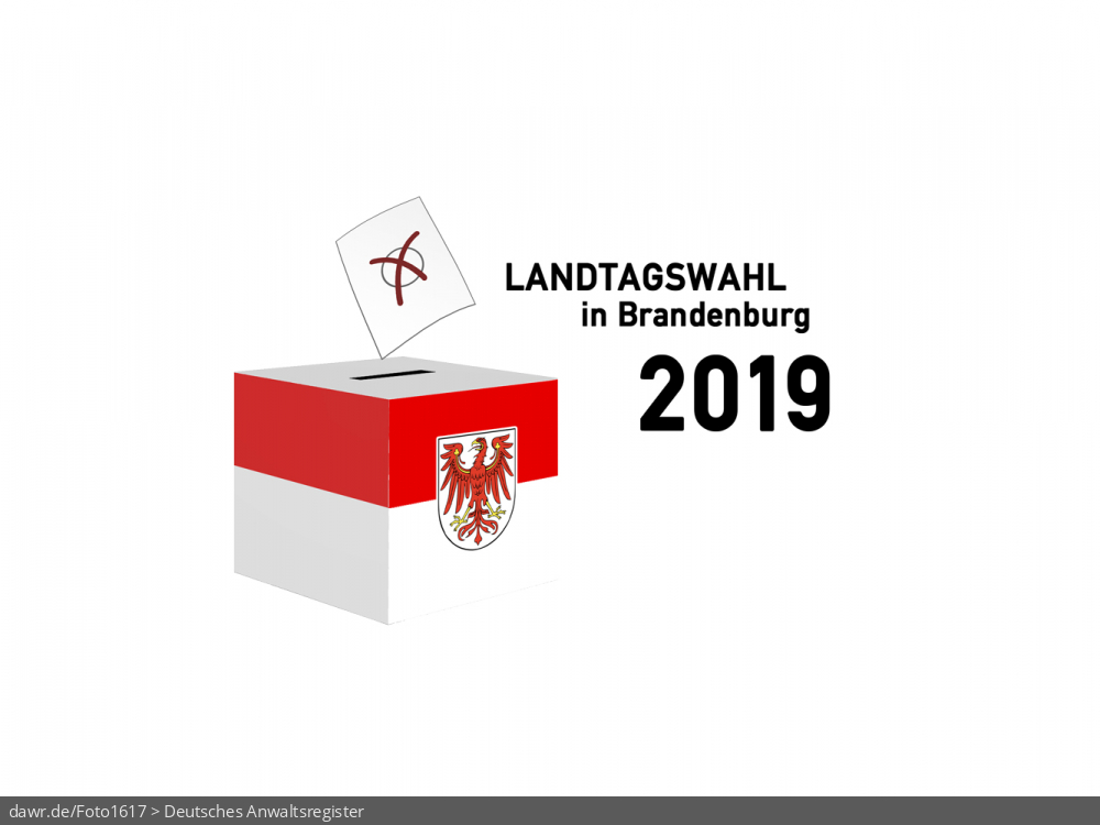 Diese Grafik zeigt die Zeichnung einer Wahlurne, welche in den Landesfarben von Brandenburg gefärbt und mit dem passenden Wappen dekoriert wurde. Über der Box schwebt ein angedeuteter Wahlzettel, welcher mit einem symbolisch angekreuzten Feld, wie es auf Wahlscheinen benutzt wird, ergänzt wurde. Daneben steht der Schriftzug „Landtagswahl in Brandenburg 2019“. Eine solche Grafik eignet sich gut als symbolische Darstellung für die Landtagswahl am 1. September 2019.