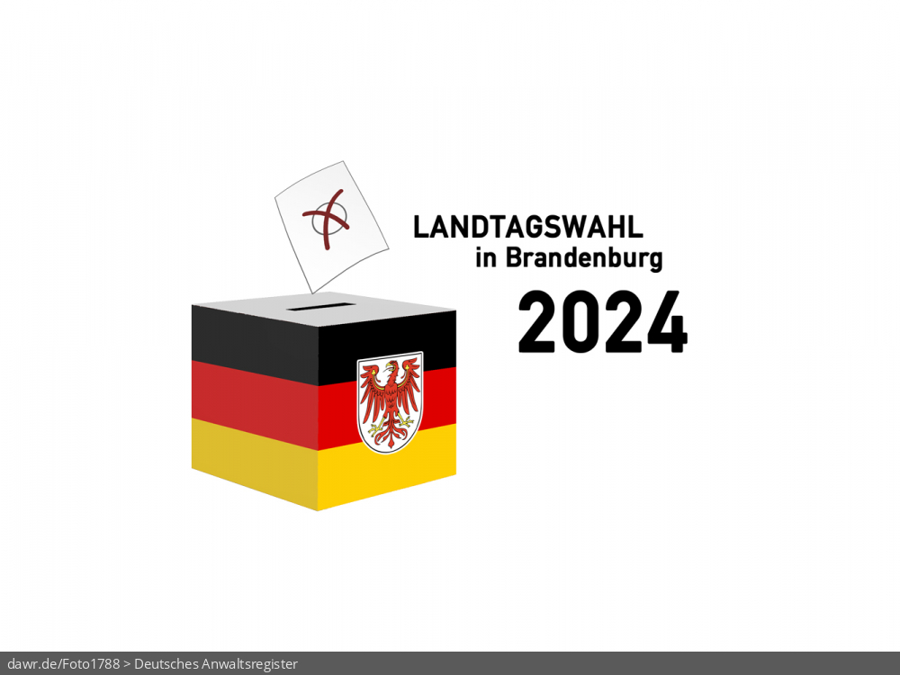 Diese Grafik zeigt die Zeichnung einer Wahlurne, welche in den deutschen Nationalfarben schwarz-rot-gold gefärbt und mit dem Wappen von Brandenburg dekoriert wurde. Über der Box schwebt ein angedeuteter Wahlzettel, welcher mit einem symbolisch angekreuzten Feld, wie es auf Wahlscheinen benutzt wird, ergänzt wurde. Daneben steht der Schriftzug „Landtagswahl in Brandenburg 2024“. Eine solche Grafik eignet sich gut als symbolische Darstellung für die Landtagswahl im Herbst 2024.