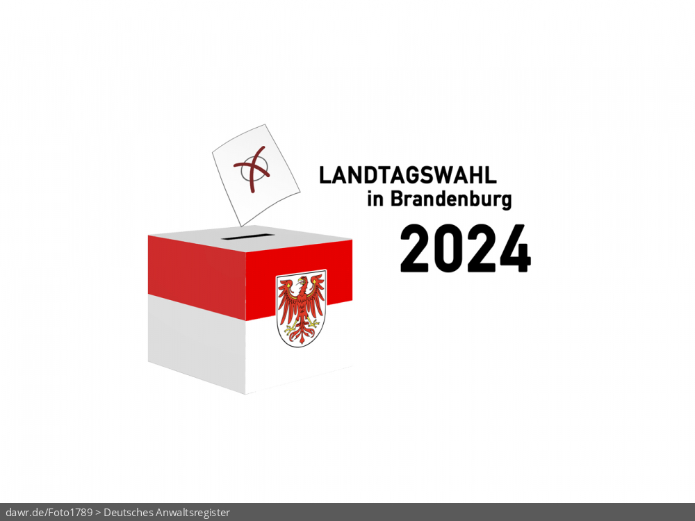 Diese Grafik zeigt die Zeichnung einer Wahlurne, welche in den Landesfarben von Brandenburg gefärbt und mit dem passenden Wappen dekoriert wurde. Über der Box schwebt ein angedeuteter Wahlzettel, welcher mit einem symbolisch angekreuzten Feld, wie es auf Wahlscheinen benutzt wird, ergänzt wurde. Daneben steht der Schriftzug „Landtagswahl in Brandenburg 2024“. Eine solche Grafik eignet sich gut als symbolische Darstellung für die Landtagswahl im Herbst 2024.