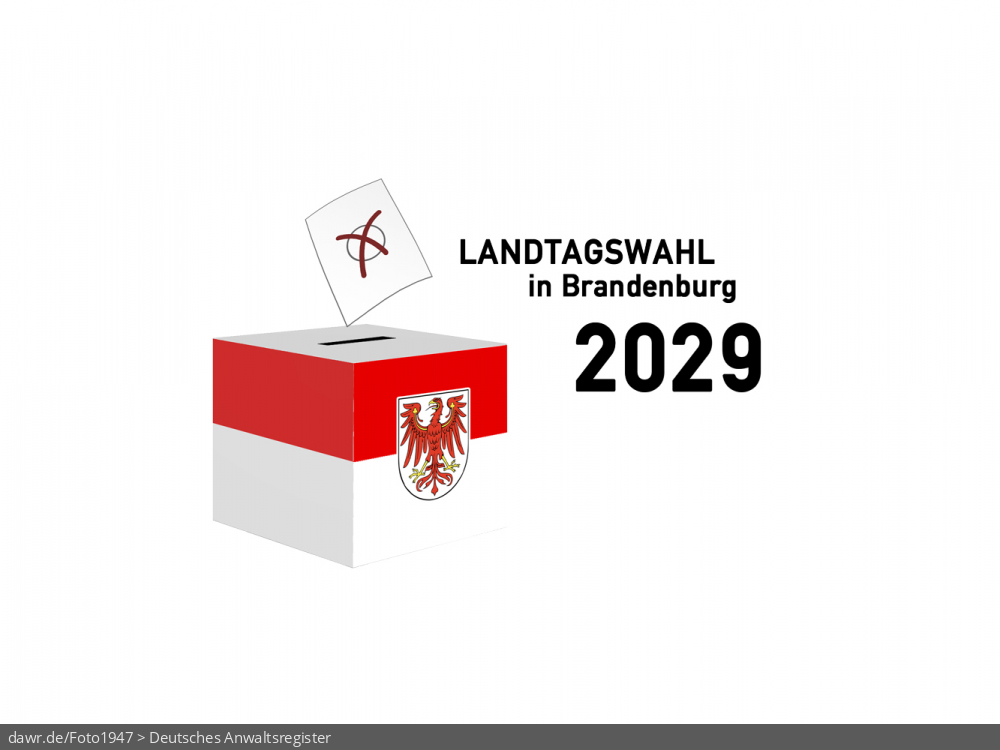 Diese Grafik zeigt die Zeichnung einer Wahlurne, welche in den Landesfarben von Brandenburg gefärbt und mit dem passenden Wappen dekoriert wurde. Über der Box schwebt ein angedeuteter Wahlzettel, welcher mit einem symbolisch angekreuzten Feld, wie es auf Wahlscheinen benutzt wird, ergänzt wurde. Daneben steht der Schriftzug &bdquo;Landtagswahl in Brandenburg 2029&ldquo;. Eine solche Grafik eignet sich gut als symbolische Darstellung für die Landtagswahl im Herbst 2029.